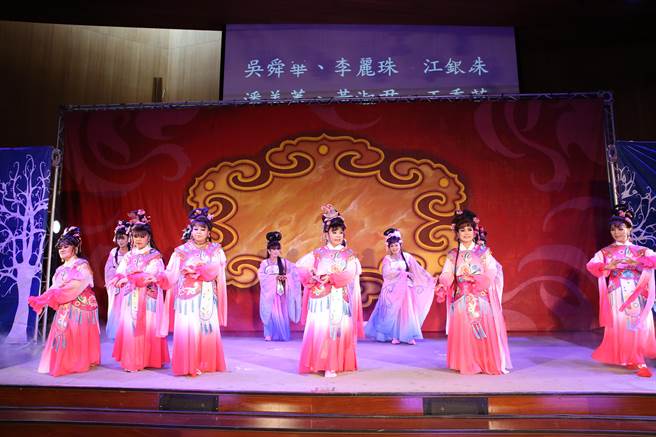 台中市忠孝路长老教会承办「大人读册吧！银向学习计画」，26日举办「歌仔戏，说人生」成果发表会，学员粉墨登场。（陈淑芬摄）