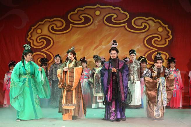 台中市忠孝路长老教会承办「大人读册吧！银向学习计画」，26日举办「歌仔戏，说人生」成果发表会，学员粉墨登场。（陈淑芬摄）