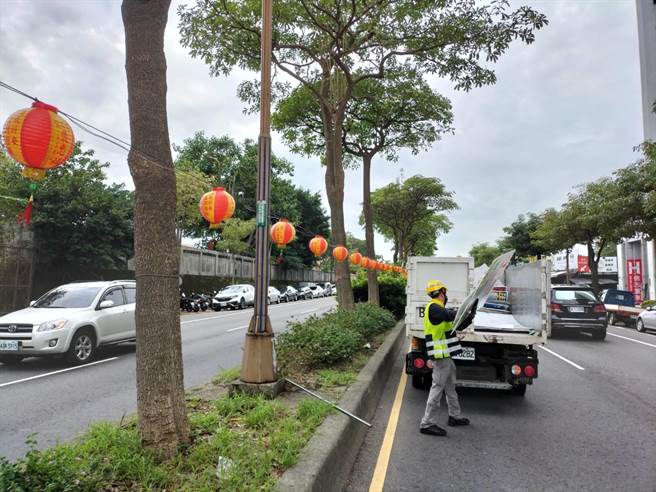 九合一选举落幕，桃园市环保局今天加派人力速拆4万件竞选广告物，恢復市容整洁。（桃园市环保局提供／陈梦茹桃园传真）