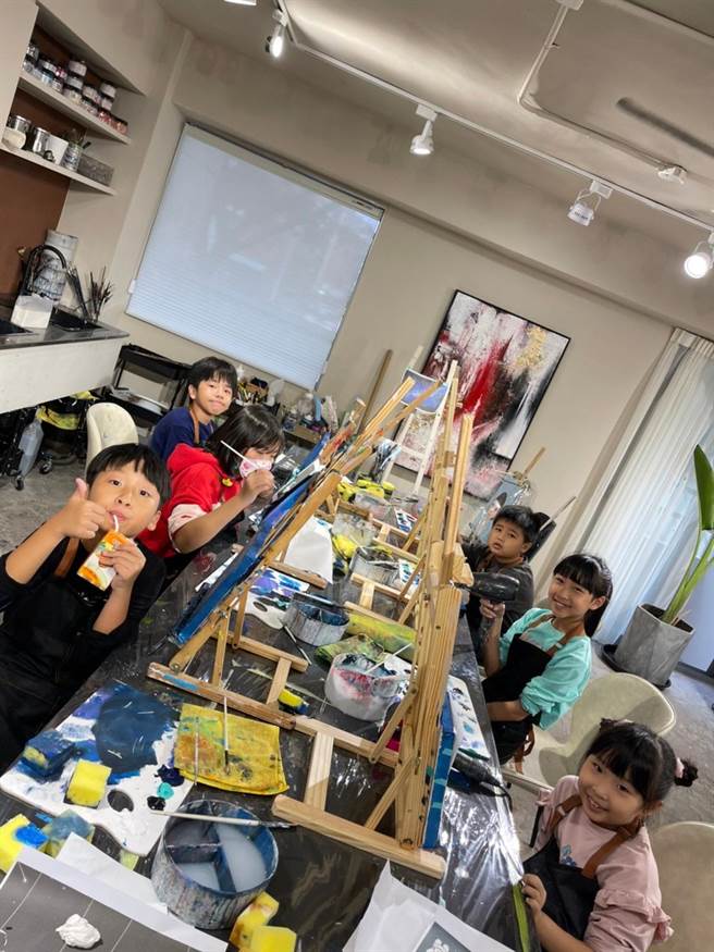 《市井豪門》 童星演員一起開心作畫合影。（民視提供）