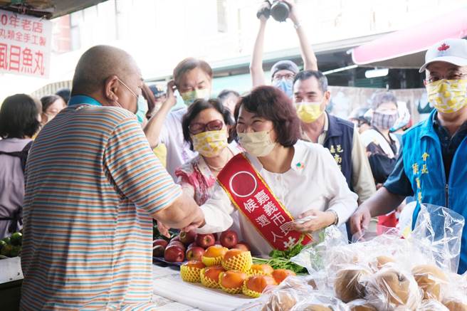 嘉义市长候选人黄敏惠到永和市场拜票。（黄敏惠团队提供／廖素慧嘉市传真）