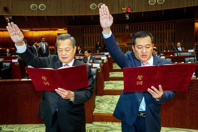 国民党籍宜兰县议长张建荣（左）今年未参选，无党籍副议长陈汉锺（右）选议长呼声高，图为2018年正副议长宣誓就职照片。（本报资料照片）