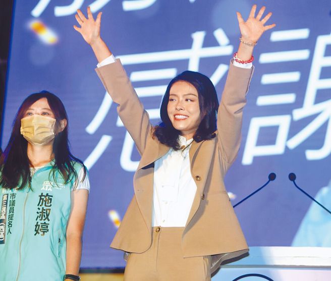 新竹市长结果出炉，由民眾党籍候选人高虹安（右）当选。（中时资料照，陈怡诚摄）