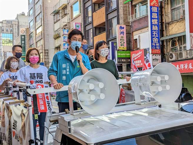 蔡適應27日下午進行車掃謝票，感謝市民的支持。（張志康攝）