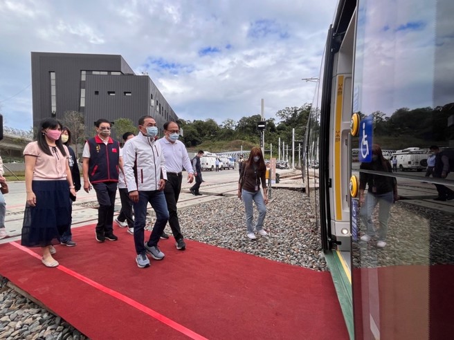 市长搭乘安坑轻轨列车。(新北捷运局提供)