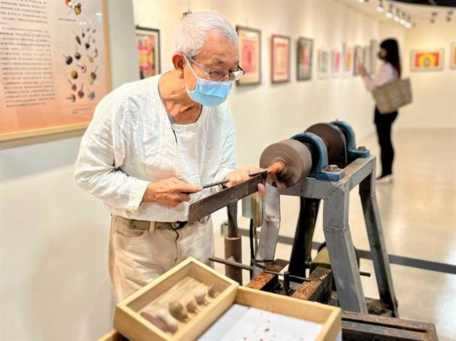 《陀螺100–林永顺陀螺展暨新北市艺术教育深耕协会会员剪纸作品展》将安排木作匠师林永顺教学削制陀螺。（文化局提供）