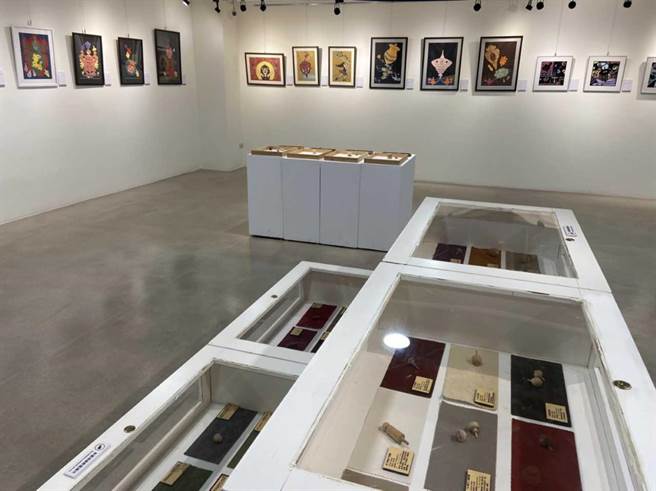 《陀螺100–林永顺陀螺展暨新北市艺术教育深耕协会会员剪纸作品展》展出退休校长吴望如收藏的手工陀螺以及60至80件会员的剪纸作品。（文化局提供）