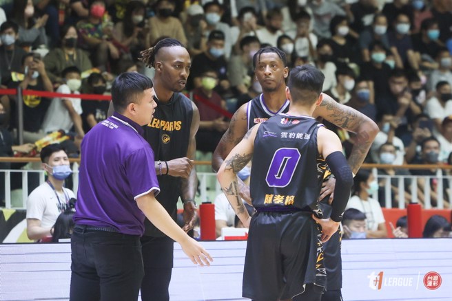 霍华德(左二)在暂停期间跟队友指导战术。(T1联盟提供)