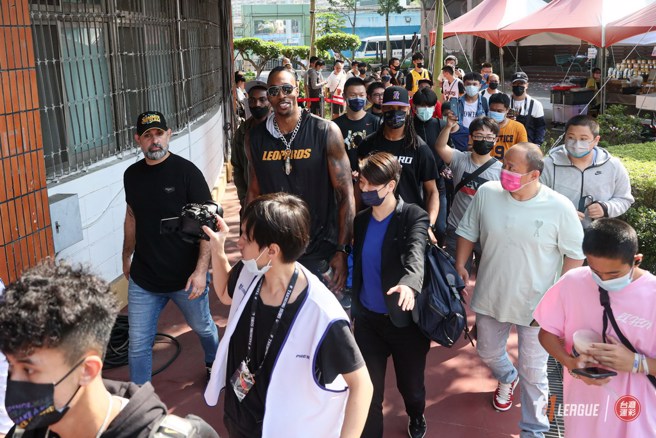 霍华德抵达台湾体大体育馆就遭球迷包围。(T1联盟提供)