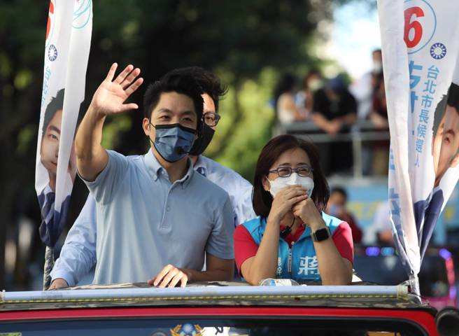 準台北市長蔣萬安（左）27日展開「無限台北 感謝無限」謝票車隊掃街，蔣萬安站在吉普車上，向市民致謝。（劉宗龍攝）