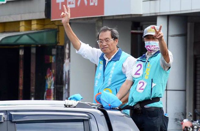 國民黨屏東縣長候選人蘇清泉（左）質疑計票結果。圖為他選前車掃拜票畫面。（本報資料照／林和生攝）