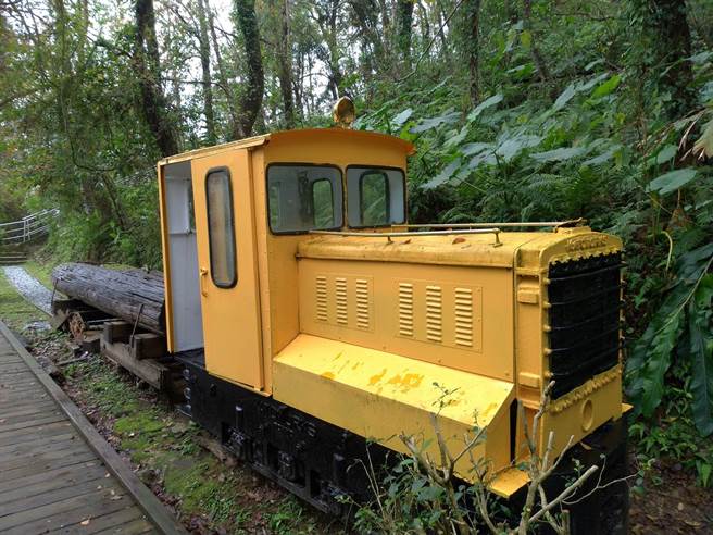 林管处办「秋冬季星座观赏」活动，先探访池南森游乐区林业机具，还随天文专家说明观星。（林管处提供）