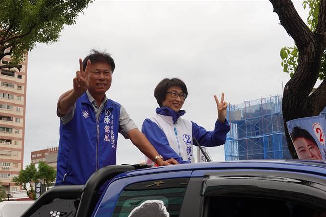 饶庆铃今日傍晚饶与台东市长当选人陈铭风车队扫街谢票。（蔡旻妤摄）