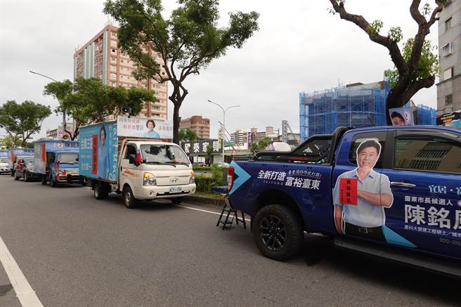 饶庆铃今日傍晚饶与台东市长当选人陈铭风车队扫街谢票。（蔡旻妤摄）