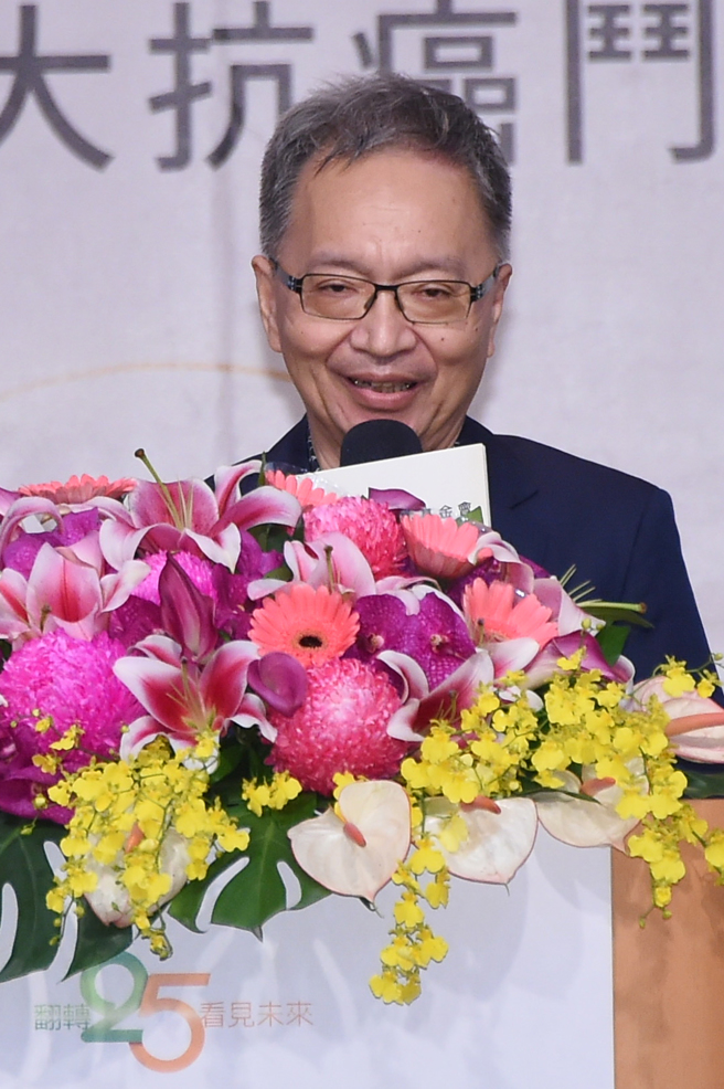 衛福部部長薛瑞元27日出席台灣癌症基金會二十五周年慶暨十大抗癌鬥士頒獎典禮。被媒體問到前衛福部長陳時中敗選，外界紛紛抓戰犯。薛瑞元表示，內部已經在做檢討，目前不便評論，但自己不會迴避任何政治上的責任，未來去留一切交由上級來決定。（鄧博仁攝）