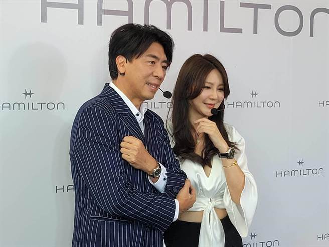 梁赫群（左）今天携老婆Stacey出席汉米尔顿代言活动。（郑宜熏摄）