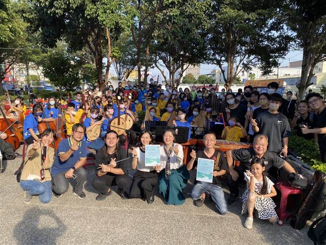 台中市南湖社区大学、岭东科技大学携手乌日区仁德社区发展协会于27日上午举办「听，溪流在唱歌」工作坊，参与民眾都相当开心。（南湖社区大学提供／潘虹恩台中传真）