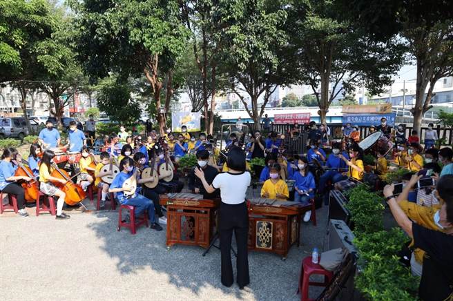 乌日在地的光德国中国乐团、侨仁国小国乐团与禾镒爱乐丝竹乐团带来多首耳熟能详的曲目，河畔被乐声所环绕，也吸引许多民眾驻足欣赏，场面热烈。（南湖社区大学提供／潘虹恩台中传真）