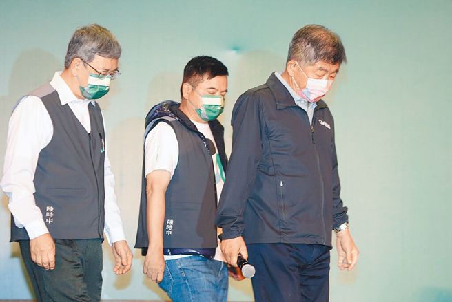 九合一大选26日晚间开票后，台北市长候选人陈时中（右）与前副总统陈建仁（左）等人低着头上台宣布败选。（姚志平摄）