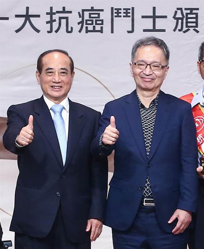 卫福部部长薛瑞元（右）与台湾癌症基金会董事长王金平（左）27日出席台湾癌症基金会二十五周年庆暨十大抗癌斗士颁奖典礼。薛瑞元被媒体问到前卫福部长陈时中败选，无缘成为台北市长，外界纷纷抓战犯。薛瑞元出席活动时则表示，内部已经在做检讨，目前不便评论，但自己不会迴避任何政治上的责任，未来去留一切交由上级来决定。（邓博仁摄）