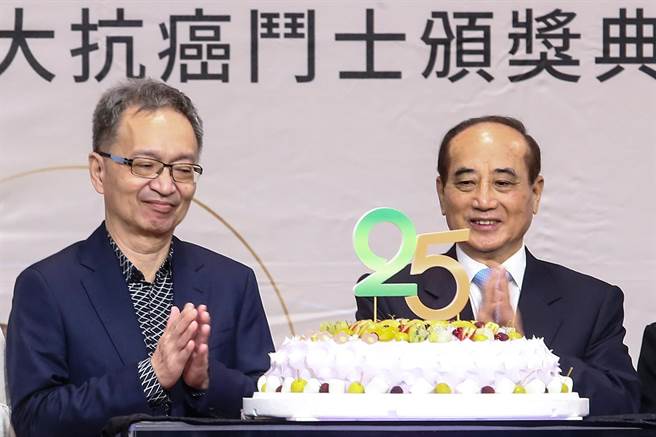 卫福部部长薛瑞元（左）与台湾癌症基金会董事长王金平（右）27日出席台湾癌症基金会二十五周年庆暨十大抗癌斗士颁奖典礼，两人一起切下蛋糕庆贺。（邓博仁摄）