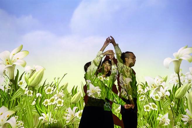 台湾癌症基金会27日举办二十五周年庆暨十大抗癌斗士颁奖典礼，典礼前请来稻草人现代舞蹈团表演《翻转癌症》。台湾癌症基金会至今走过16个年头，陪伴逾百位抗癌斗士把癌症是生命的句点，翻转为人生的逗点，进而成为未来的支点，勇敢继续前行。（邓博仁摄）