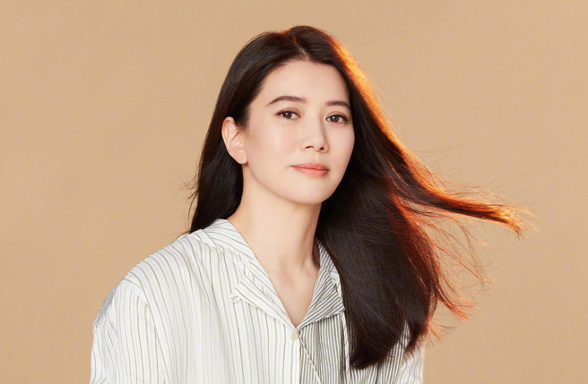 袁咏仪出了名的爱买包。（图／微博）