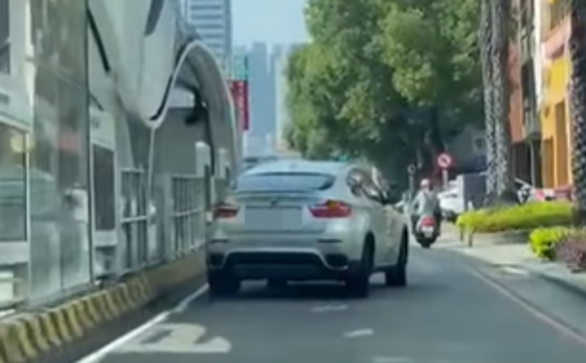 中市BMW疑爆胎一路「橫著走」 ，網驚：有錢人就是任性！(翻攝臉書爆廢公社公開版)