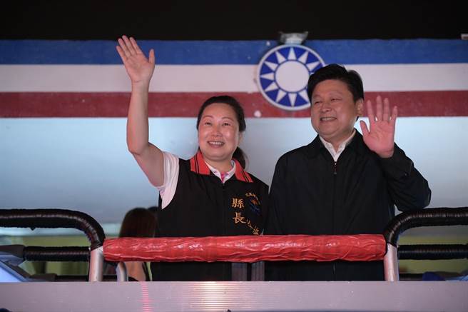 成功連任的花蓮縣長徐榛蔚（左）自豪她是一票、一票透過民主機制選出的首長，絕不接受對手抹黑。前晚勝選後，徐榛蔚偕同立委傅崐萁（右）向支持者致意。（本報資料照片）