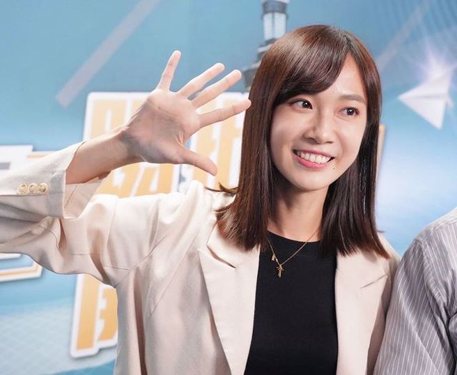 杨宝桢顏值出眾口条清晰，网路人气声量不让「学姐」黄瀞莹专美于前。（图／取自杨宝桢脸书）