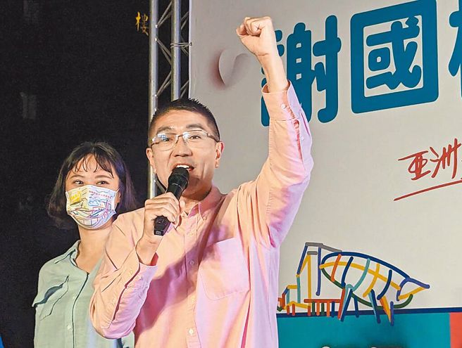 国民党基隆市长候选人谢国梁（右）顺利当选，现场支持者欢声雷动。（张志康摄）