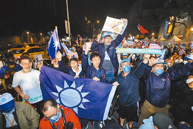 九合一大选开票，国民党台北市长候选人蒋万安竞选总部涌入许多民眾到场加油。（陈信翰摄）