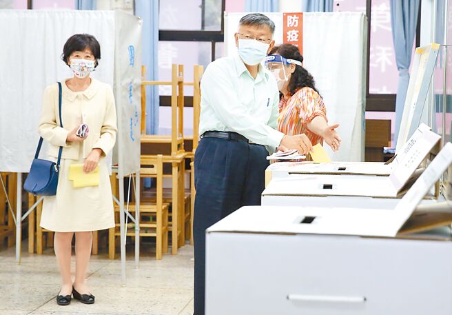 九合一大选26日举行投票，台北市长柯文哲一早与夫人陈佩琪一同前往金瓯女中投票。（陈俊吉摄）