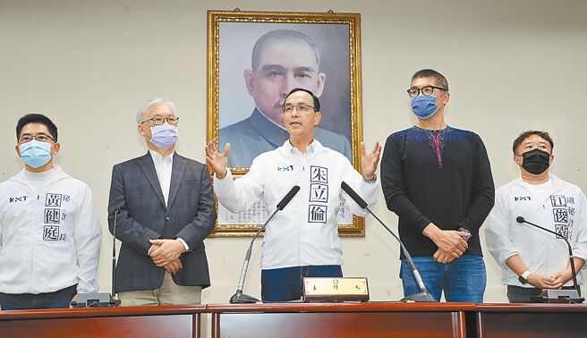 九合一大选结果出炉，国民党主席朱立伦（中）26日在国民党中央党部发表胜选感言，朱立伦表示，这是台湾人民和民主的胜利，也是「非绿阵营」的胜利。（刘宗龙摄）