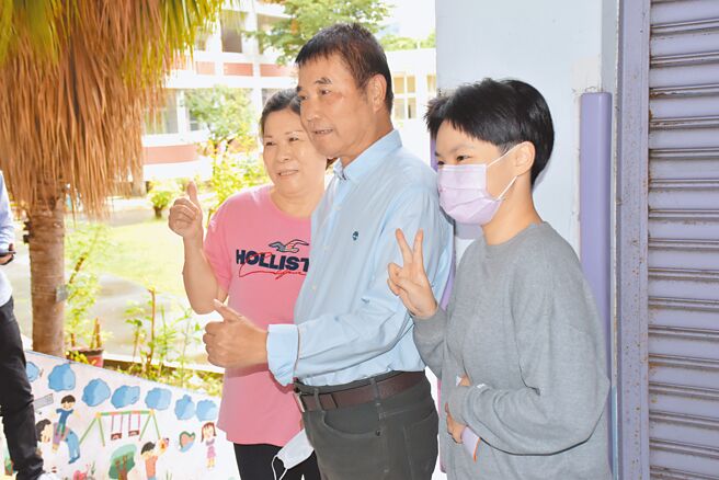 苗栗县议会议长锺东锦（中）去年就布局选战，但国民党党中央顾虑他的往事会成为绿营箭靶，改徵召民调低的谢福弘，导致败选。（谢明俊摄）