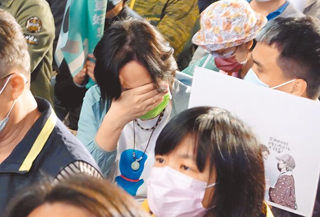 過去憑著網軍將對手修理到體無完膚，就是綠營的勝選祕笈，但當這招用在無辜百姓身上，只是讓人看清民進黨政府執政無方。圖為26日晚間，台北市長候選人陳時中敗選，支持者在競選總部外不捨落淚。（姚志平攝）