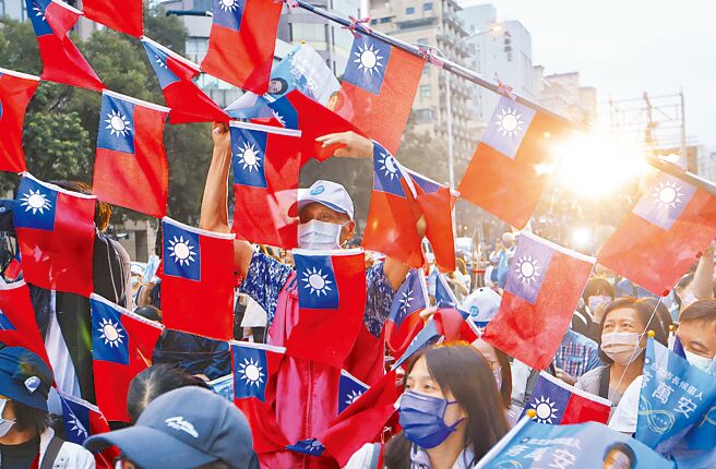 九合一大选开票，国民党台北市长候选人蒋万安竞选总部聚集支持者到场加油，看着票数领先，民眾手舞足蹈。（陈信翰摄）
