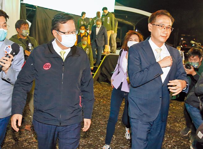 民进党桃园市长候选人郑运鹏（右）确定败选后，在桃园市长郑文灿陪同下发表简短谈话。（范扬光摄）