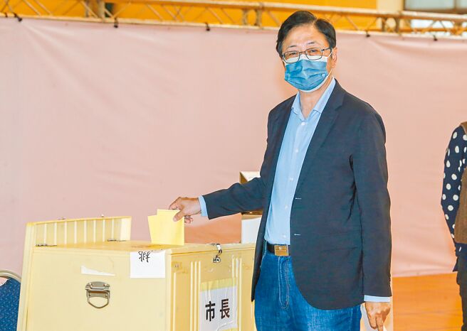 张善政「佛系人设」屡遭批评，但他鸭子划水促成蓝营大团结，终让国民党收復失土，让桃园绿地重回蓝天。图为张善政前往龙潭渴望会馆投票。（陈麒全摄）