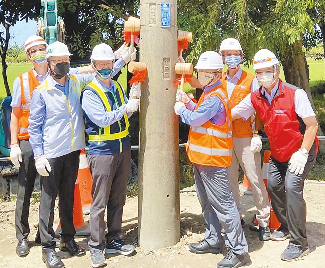 屏鹅公路种树百里工程，成功拔除首支电杆，相关单位合影纪念这歷史一刻。（台电提供／林和生屏东传真）