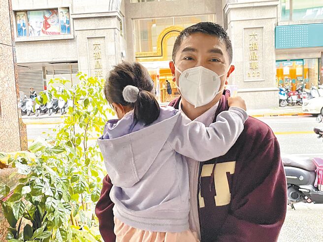 基隆市长当选人谢国梁因为女儿「小爱」的出生，心境、想法与世界观都有翻天覆地变化，他称自己是「为爱重生」。（摘自谢国梁脸书）