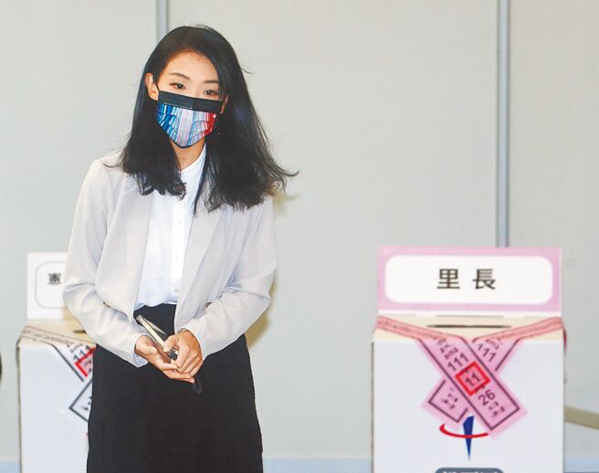 经过激烈选战，民眾党不分区立委高虹安在蓝绿夹杀中成功突围，成为新竹市史上首位女性市长。图为高虹安26日到新竹市第62号投票所投票。（陈怡诚摄）