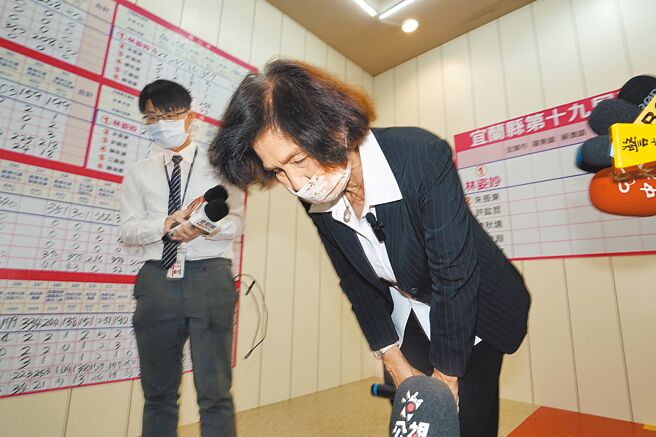 国民党籍宜兰县长林姿妙（右）连任成功，26日晚间她鞠躬感谢县民相信她，也强调会继续勇敢地走下去。（李忠一摄）