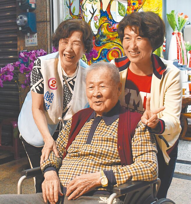 台东县长饶庆铃连任成功，她与饶父、饶母开心合影。（庄哲权摄）
