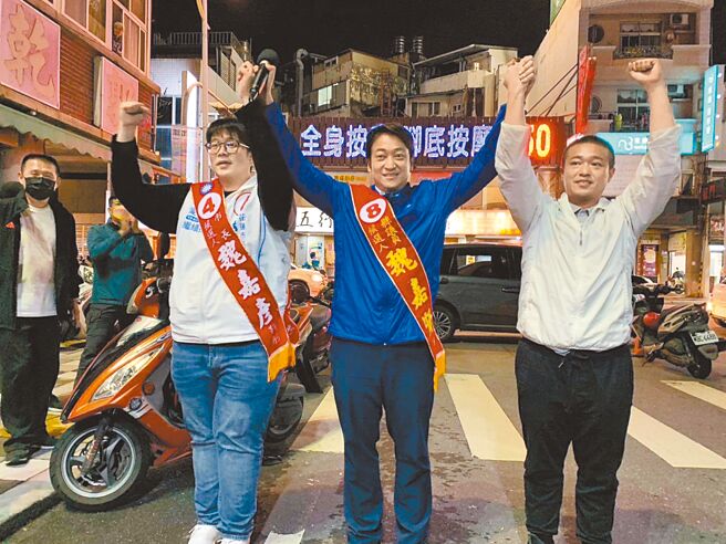 花莲市长候选人魏嘉彦（左）与哥哥、花莲县议员候选人魏嘉贤（中）和弟弟、花莲市民代表候选人魏钰晟（右），魏家一门三杰都高票当选。（魏嘉彦提供／王志伟花莲传真）