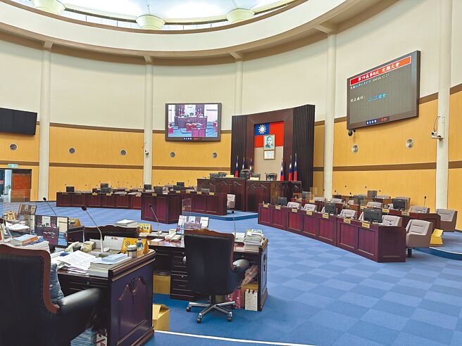 花蓮縣議會經過選戰洗禮仍屬藍營天下，33席次中奪下18席，綠營則在艱困選區中保住3席，首次在花蓮競選的民眾黨也順利拿下1席。（羅亦晽攝）