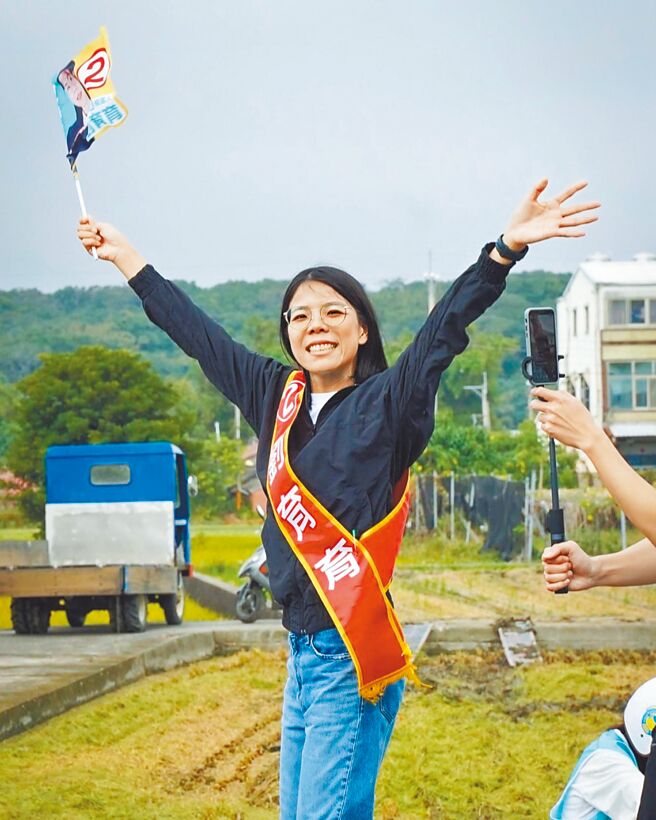 政治素人组成的毋免拜托联盟，今年推派刘育育扳倒寻求连任的苑里镇长刘秋东，引起地方热议。（毋免拜托联盟提供／李京升苗栗传真）