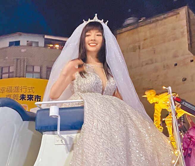 名字长达16个字的「顏色不分蓝绿支持性专区顏色田慎节」当选嘉义市议员，她在选前之夜的婚纱装吸睛。（本报资料照片）