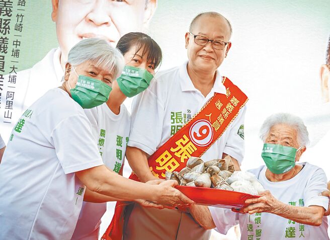 嘉义县议长张明达（右二）再度以1万多票拿下各选区最高票，展现其政治实力。（取自张明达脸书／吕妍庭嘉义传真）