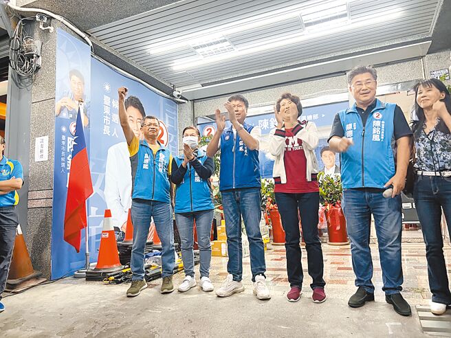 台东市竞争竞烈，市长由陈铭风（左三）拿下。（蔡旻妤摄）